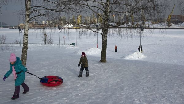 Дети в зимнем парке - Sputnik Казахстан