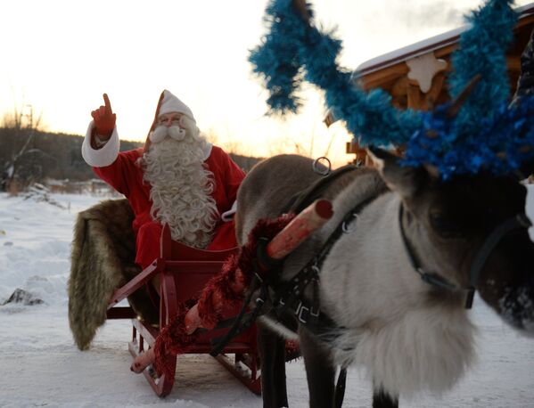 Бұл ретте финдық Санта-Клаус Йоулупукки шанасын бұғыға жегіп алып, серуендеп келеді. - Sputnik Қазақстан