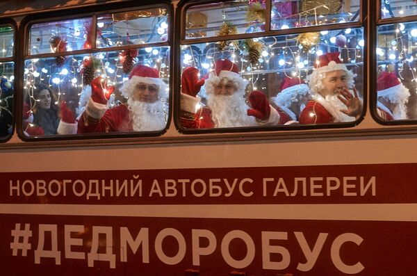 Новогодний автобус с Дедами Морозами в Санкт-Петербурге - Sputnik Казахстан