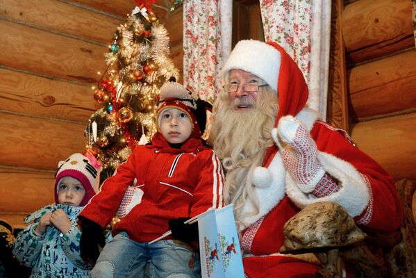 Санта-Клаус встретился с Татарским Дедом Морозом Кыш Бабаем в Казани - Sputnik Казахстан