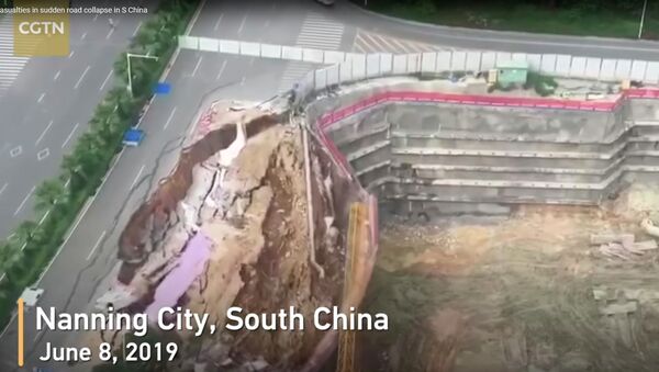 В Китае на стройку обвалилась часть дороги - видео - Sputnik Қазақстан