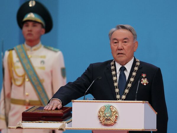 Президент Казахстана Нурсултан Назарбаев дает клятву во время церемонии инаугурации президента в Астане, столице Казахстана, апрель 2015 год - Sputnik Қазақстан