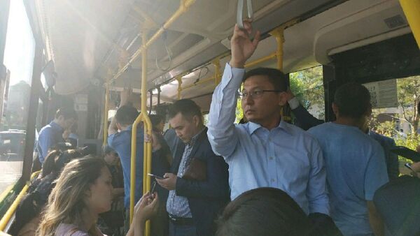 Журналисты едут на автобусе в пресс-центр для освещения инаугурации - Sputnik Казахстан