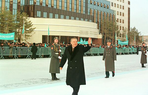 Вторая церемония инаугурации прошла в Конгресс-Холле Астаны 21 января 1999 года, после выборов 10 января 1999 года, в ходе которых Нурсултан Назарбаев набрал около 80% голосов избирателей.   - Sputnik Қазақстан