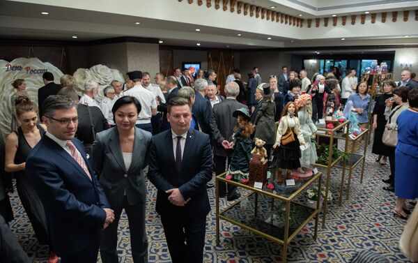 На консульский прием в честь Дня России были приглашены зарубежные дипломаты, российские и казахстанские политические, культурные и общественные деятели   - Sputnik Казахстан