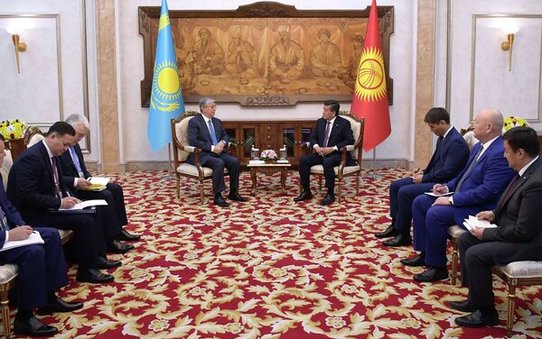 Президент Казахстана Касым-Жомарт Токаев на встрече с президентом Кыргызской Республики Сооронбаем Жээнбековым - Sputnik Казахстан