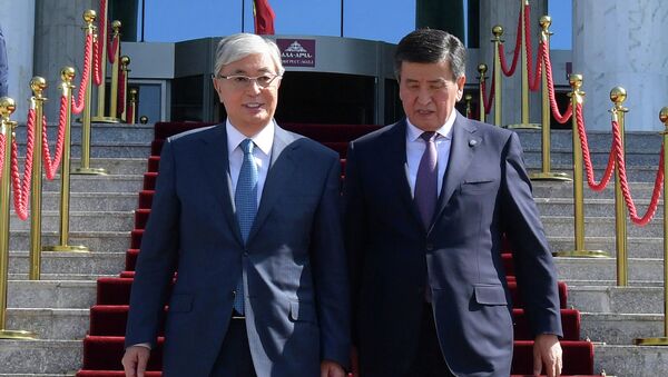 Президент Казахстана Касым-Жомарт Токаев  с президентом Кыргызской Республики Сооронбаем Жээнбековым - Sputnik Казахстан