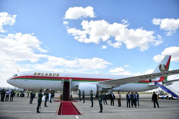 Президент Беларуси Александр Лукашенко прилетел на Boeing 767-300. Его встретил премьер-министр КР Мухаммедкалый Абылгазиев. - Sputnik Казахстан