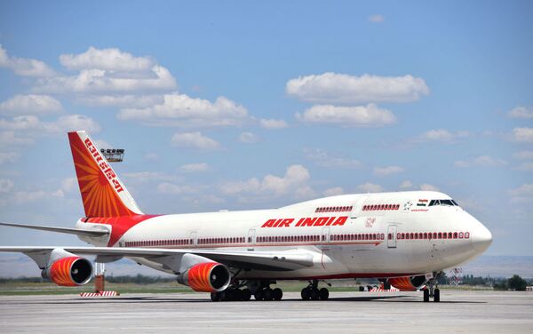 Премьер-министр Индии Нарендра Моди, помимо участия в саммите, прилетел с официальным визитом. Он прибыл на самолете Boeing 747-400. В аэропорту его встретил вице-премьер КР Замирбек Аскаров - Sputnik Казахстан