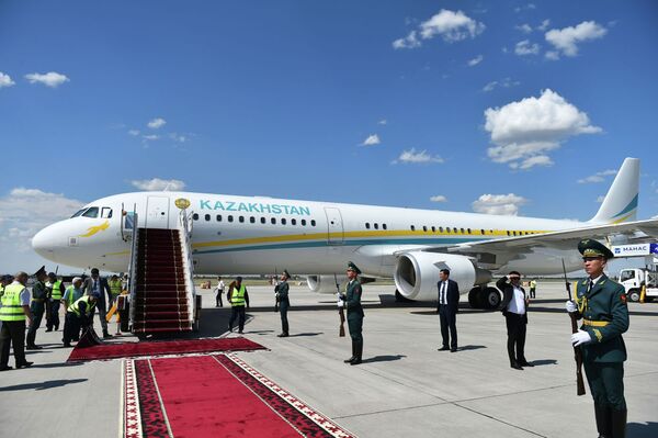 Новоизбранный президент Казахстана Касым-Жомарт Токаев приземлился на Airbus A321-211(CJ). В аэропорту его встретил премьер-министр Мухаммедкалый Абылгазиев - Sputnik Казахстан