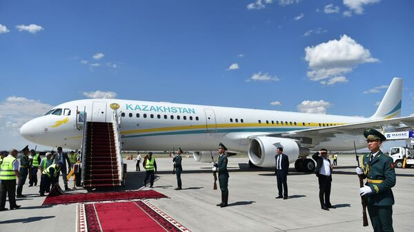 Новоизбранный президент Казахстана Касым-Жомарт Токаев приземлился на Airbus A321-211(CJ). В аэропорту его встретил премьер-министр Мухаммедкалый Абылгазиев - Sputnik Казахстан