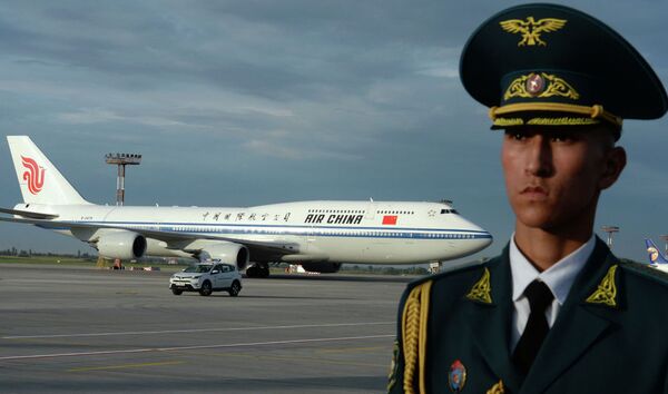 Председатель КНР Си Цзиньпин прилетел на самолете Boeing 747-800, который обслуживает госкомпания Air China. За день до саммита он совершил госвизит в Кыргызстан. В аэропорту его встретил президент Сооронбай Жээнбеков - Sputnik Казахстан