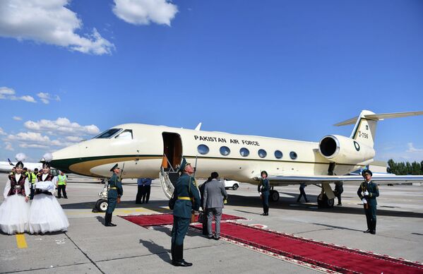 Пакистанский премьер-министр Имран Хан прибыл на Gulfstream 450. В аэропорту его встретил вице-премьер КР Замирбек Аскаро - Sputnik Казахстан