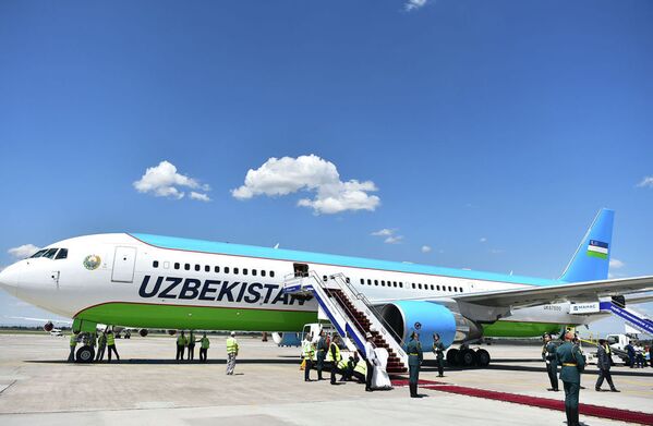 Президент Узбекистана Шавкат Мирзиёев прибыл на Boeing 767-300, обслуживаемый компанией Uzbekistan Airways. В аэропорту его встретил премьер-министр Мухаммедкалый Абылгазиев - Sputnik Казахстан