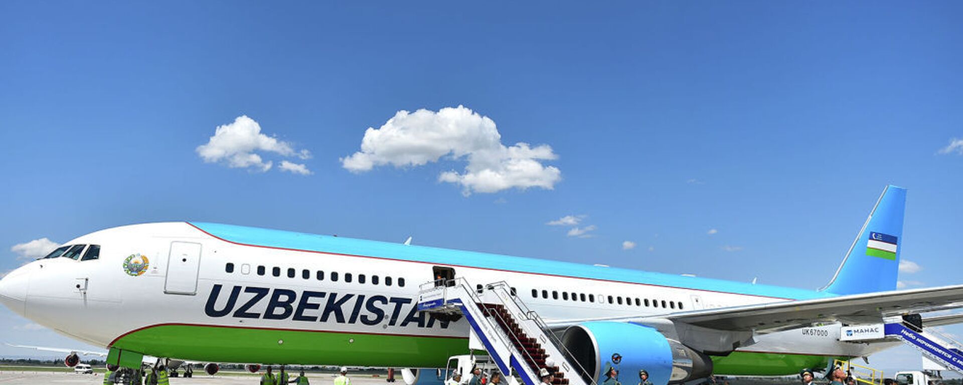 Президент Узбекистана Шавкат Мирзиёев прибыл на Boeing 767-300, обслуживаемый компанией Uzbekistan Airways. В аэропорту его встретил премьер-министр Мухаммедкалый Абылгазиев - Sputnik Казахстан, 1920, 12.10.2022