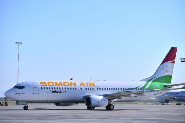 Глава Таджикистана Эмомали Рахмон прилетел в Бишкек на Boeing 737-800 - Sputnik Казахстан