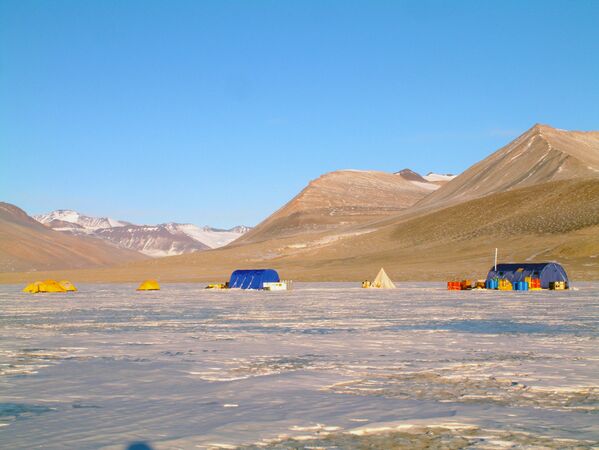 Озеро Вида, расположенное в долине Виктория, самой северной части сухих долин Мак-Мердо, Антарктида - Sputnik Казахстан
