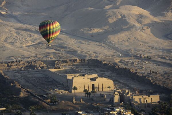 Воздушный шар пролетает над храмом покойного Рамсеса III в Мединет-Хабу на западном берегу реки Нил в Люксоре, Египет - Sputnik Казахстан