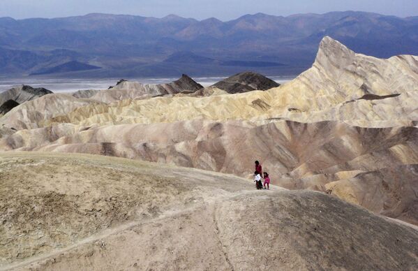Туристы идут по горному хребту в Национальном парке Долины Смерти, Калифорния - Sputnik Казахстан