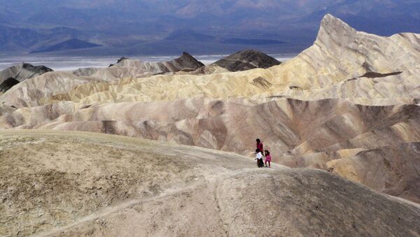 Туристы идут по горному хребту в Национальном парке Долины Смерти, Калифорния - Sputnik Казахстан