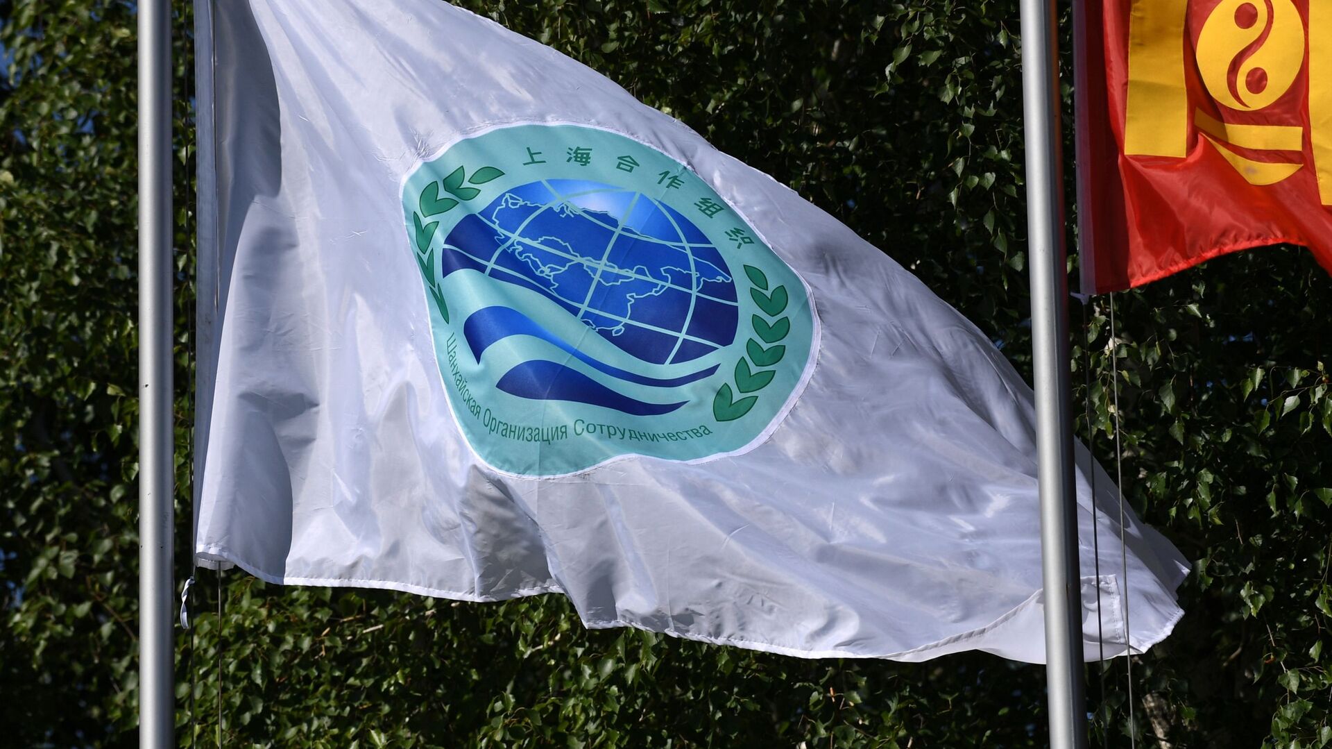 Флаг с эмблемой саммита ШОС перед началом заседания Совета глав государств - членов Шанхайской организации сотрудничества в государственной резиденции Ала-Арча в Бишкеке - Sputnik Казахстан, 1920, 06.06.2022