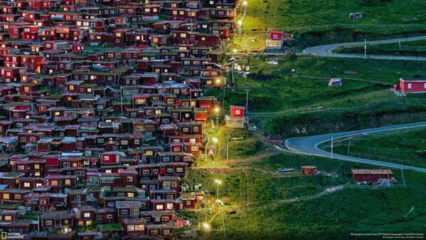 Снимок Follow The Light фотографа Junhui Fang, получивший приз зрительских симпатий в категории Cities конкурса National Geographic Travel Photo 2019 - Sputnik Казахстан
