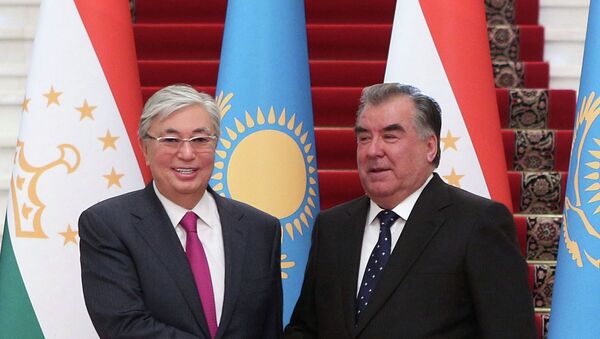Президент Казахстана Касым-Жомарт Токаев встретился с лидером Таджикистана Эмомали Рахмоном в Душанбе накануне саммита СВМДА - Sputnik Казахстан