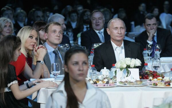 Орнелла Мути за столом с Владимиром Путиным на благотворительном концерте в Санкт-Петербурге - Sputnik Казахстан