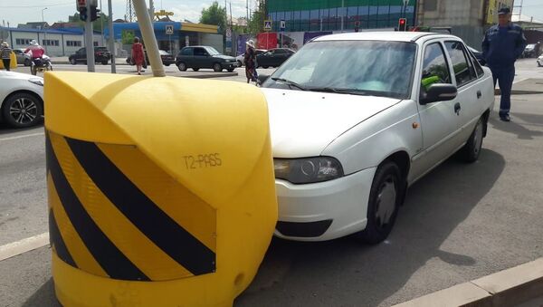 ДТП в Алматы: водитель врезался в дорожный знак - Sputnik Казахстан