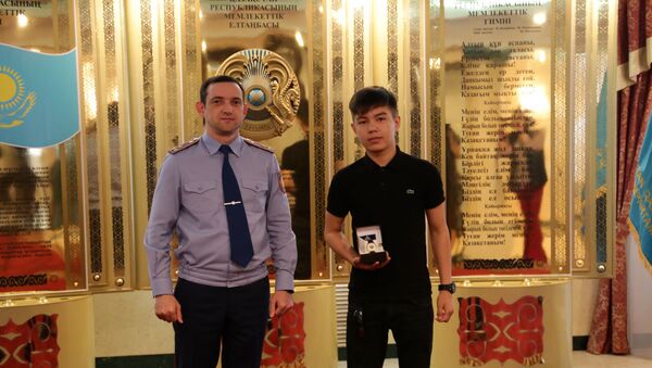 Столичный департамент полиции вручил награду ученику средней школы №27 Дильнуру Амангельдиеву  - Sputnik Казахстан