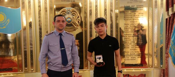 Столичный департамент полиции вручил награду ученику средней школы №27 Дильнуру Амангельдиеву  - Sputnik Казахстан