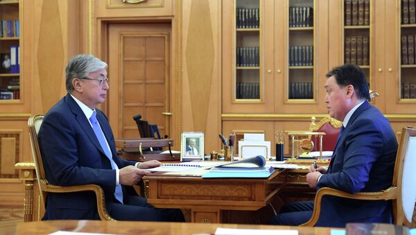 Президент Казахстана Касым-Жомарт Токаев на встрече с премьер-министром Аскаром Маминым - Sputnik Казахстан