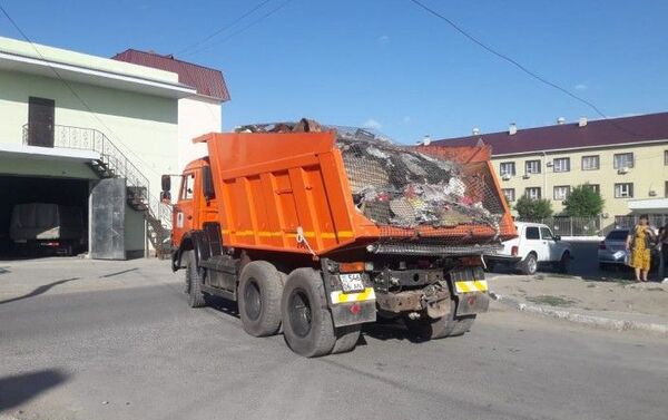 Коммунальные службы вывозят мусор из квартиры в Атырау - Sputnik Казахстан