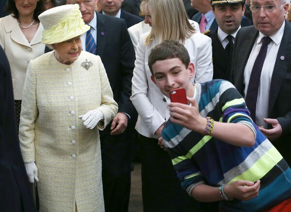 Мальчик во время селфи с королевой Великобритании Елизаветой II - Sputnik Казахстан
