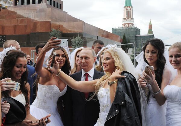  Президент РФ Владимир Путин на торжественной церемонии открытия Дня города на Красной площади в Москве - Sputnik Қазақстан