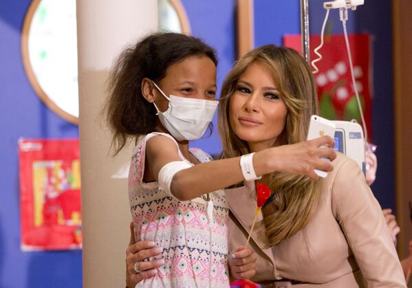 Девочка делает селфи с первой леди США Меланьей Трамп в детской больнице Queen Fabiola в Брюсселе - Sputnik Казахстан