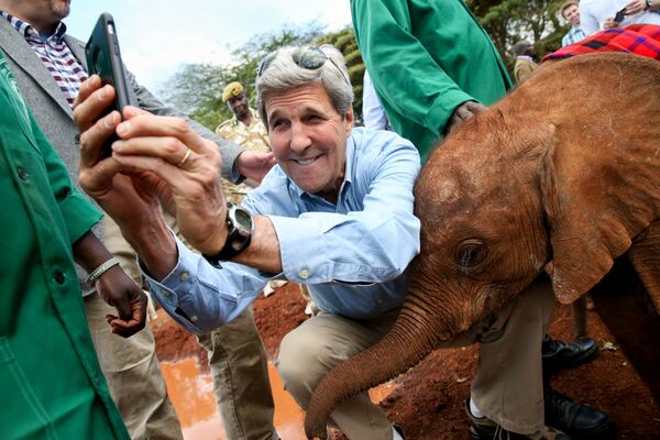 Госсекретарь США Джон Керри делает селфи со слоненком в Национальном парке Найроби - Sputnik Казахстан