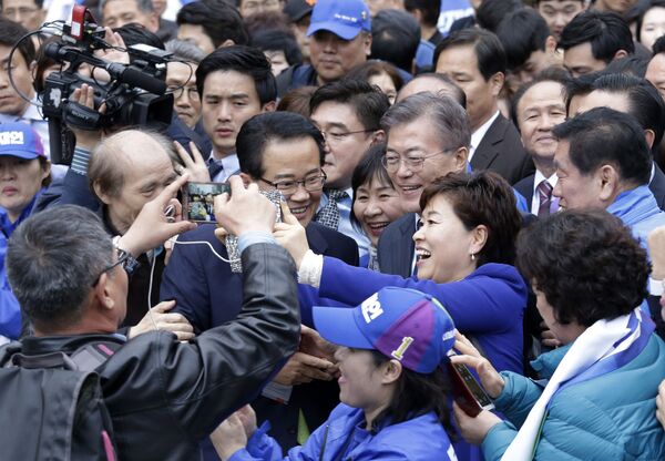 Кандидат в президенты Южной Кореи Мун Чжэ Ин во время селфи со сторонниками  - Sputnik Қазақстан
