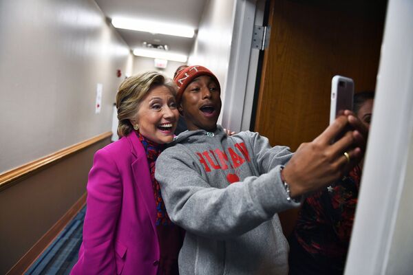 Совместное фото кандидата в президенты Хиллари Клинтон и певца Фаррелла Уильямса во время предвыборной кампании в Северной Каролине - Sputnik Қазақстан