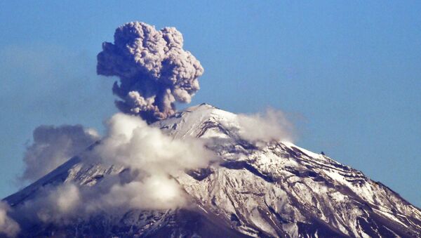 Вулкан Попокатепетль в Мексике, архивное фото - Sputnik Казахстан
