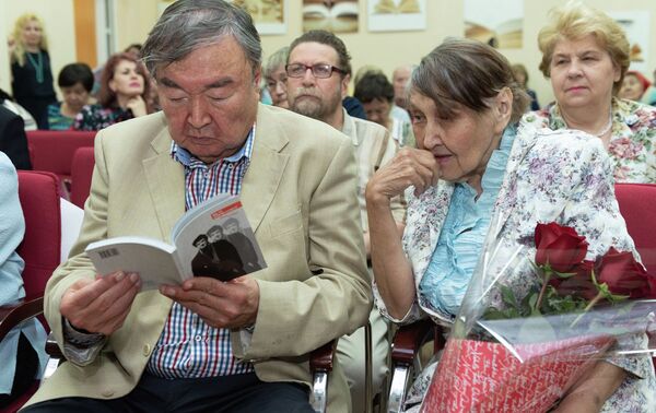 Поэт Олжас Сулейменов и супруга писателя Клара Турумова на вечере памяти имени Юрия Домбровского - Sputnik Казахстан