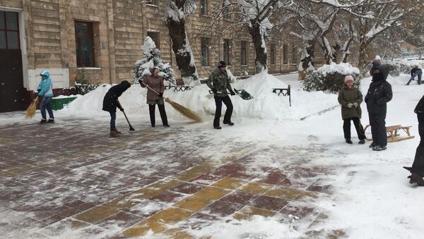 Алматинцы расчищают снег на территории школы - Sputnik Казахстан