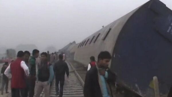 Пассажирский поезд сошел с рельсов в Индии. Кадры с места ЧП - Sputnik Казахстан