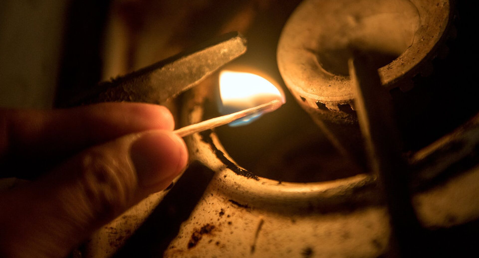 Архивное фото газовой конфорки и заженной спички в руке - Sputnik Казахстан, 1920, 01.03.2025