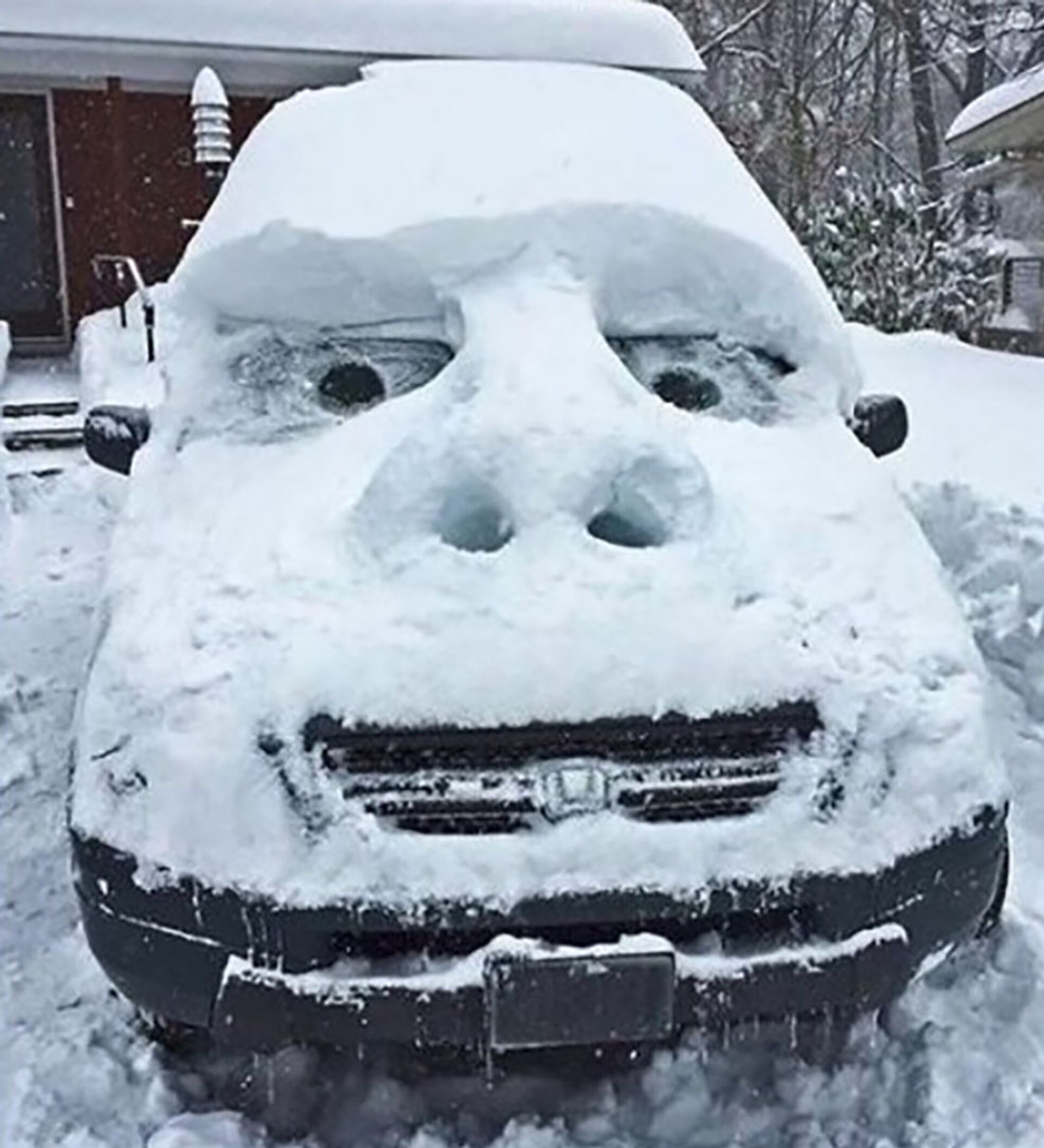 Весело со снегом. Приколы про снег. Смешные Снеговики. Машина в сугробе. Машина занесенная снегом.