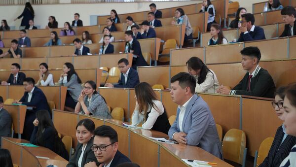 Молодые люди в аудитории, архивное фото - Sputnik Казахстан