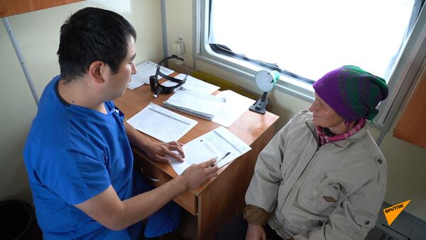 Врачи поезда Денсаулык принимают пациентов - Sputnik Казахстан