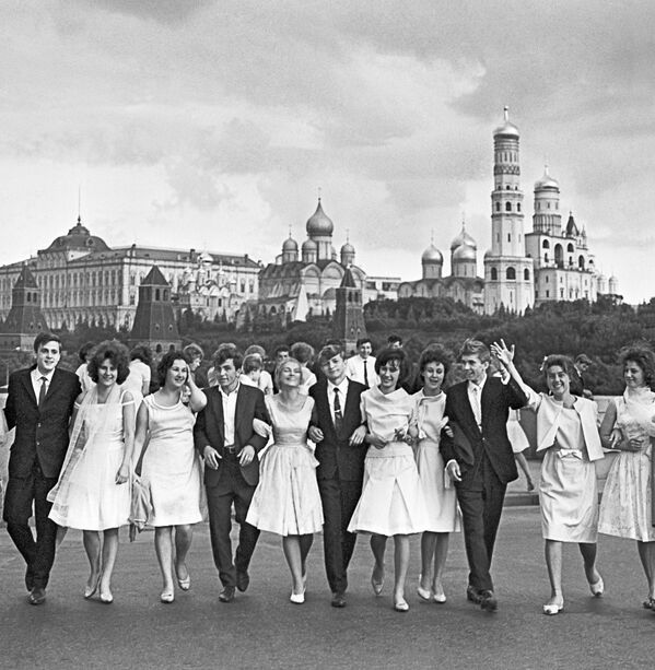Выпускники московских школ гуляют на Красной площади после получения аттестата зрелости, 1964 год - Sputnik Казахстан