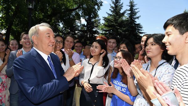 Первый президент Казахстана Нурсултан Назарбаев во время церемонии закладки капсулы времени в Алматы - Sputnik Казахстан