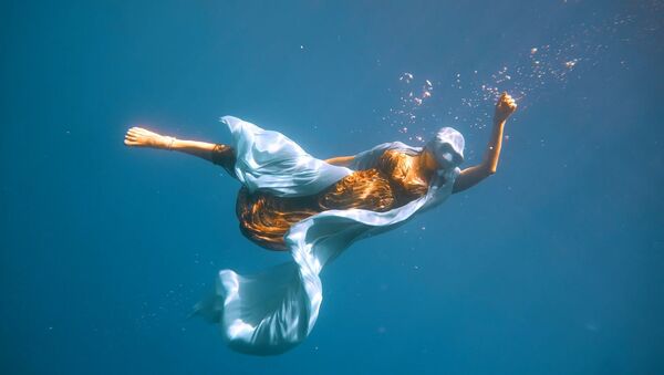 Девушка и море: фридайверы открывают красоту глубин  - видео - Sputnik Казахстан